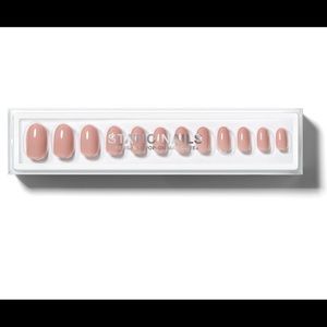 Reusable pop-on manicure